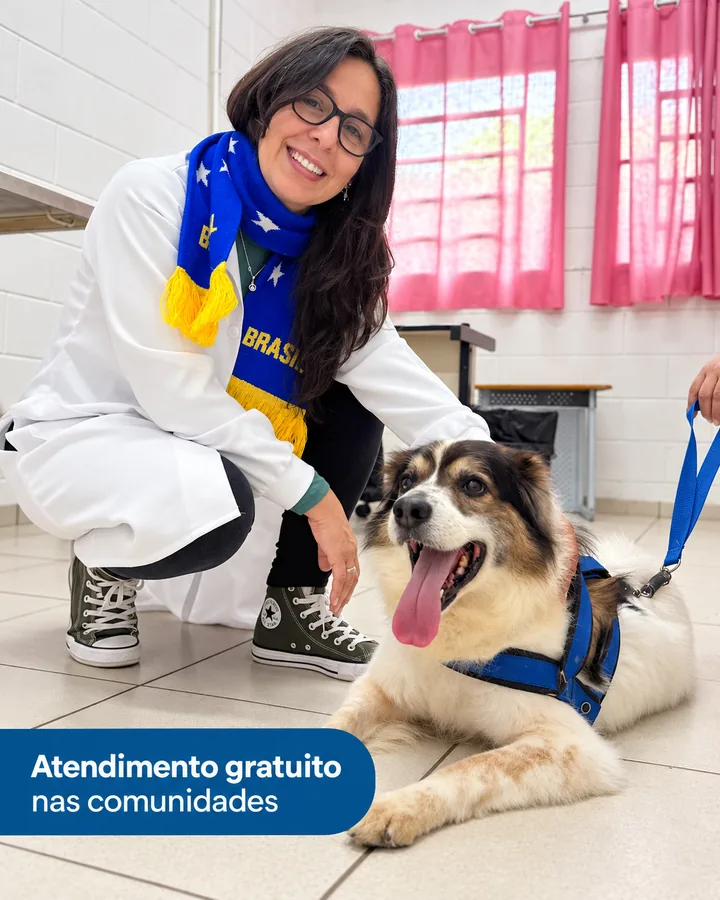 Veterinária com cão atendido em ação comunitária