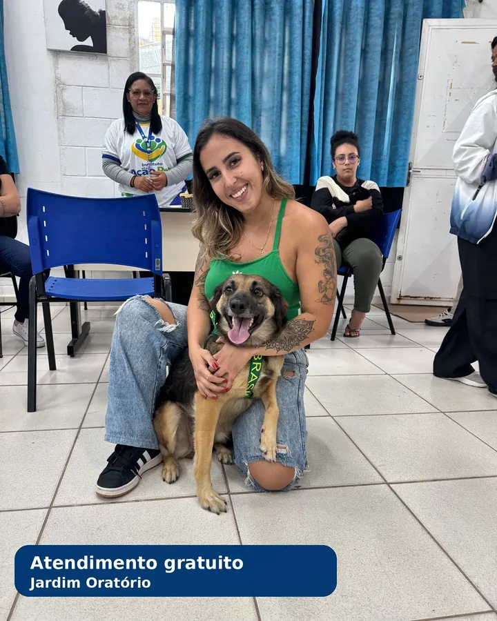 Responsável abraçando seu cão no Jardim Oratório