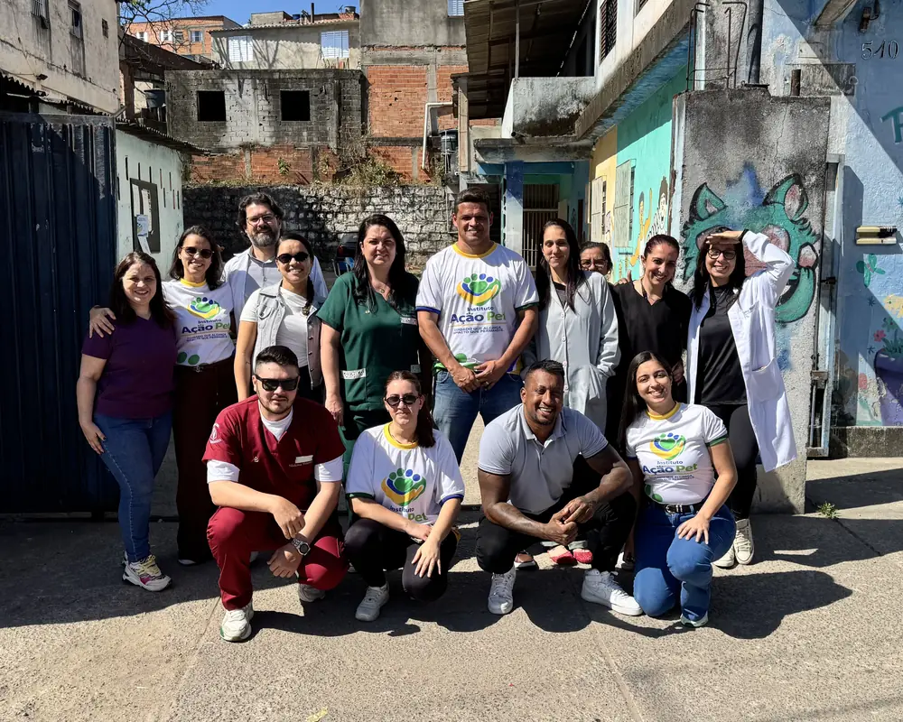 Equipe, voluntários e apoiadores em uma ação gratuita na comunidade